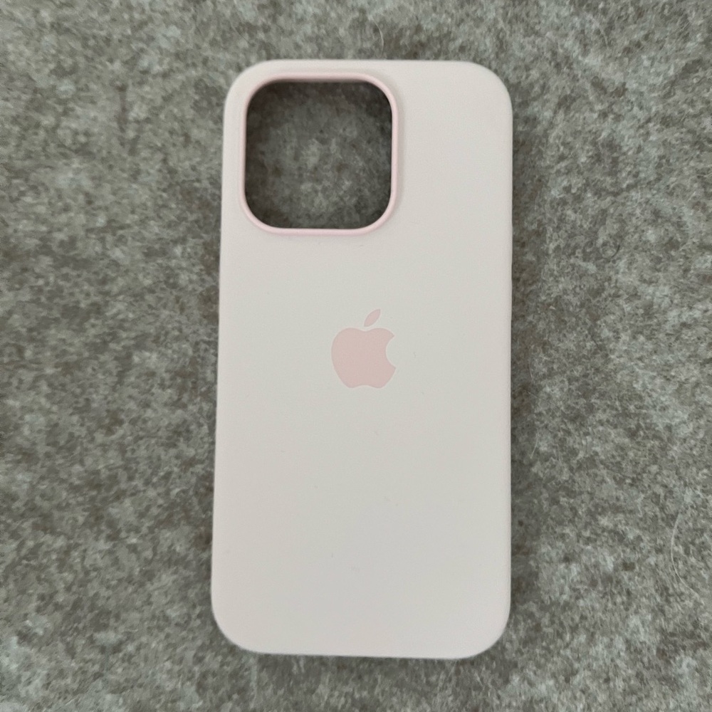 Apple iPhone 15 Pro silicone case with MagSafe Light Pink